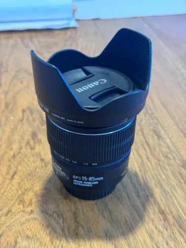 Canon EF-S 15-85mm f/3.5-5.6 Is USM Preto