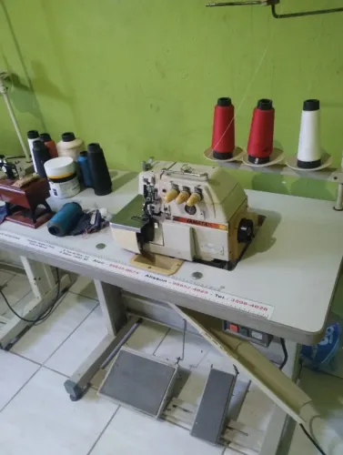 Máquina de costura overloque é reta industrial 