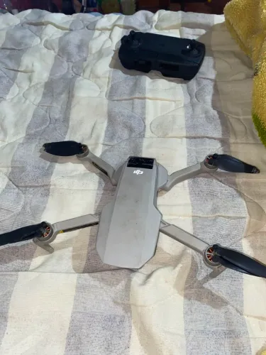 Drone Mini DJI 2 com três baterias, carregador e controle!