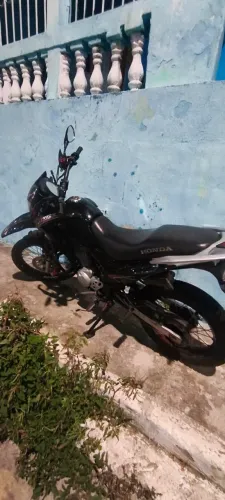 Está em bom estado não tem restrição moto boa noite meu nome vendo por 12.000