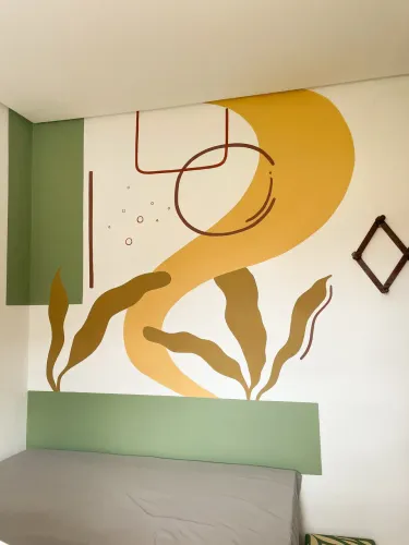 Pintura artística em parede e amarelinhas