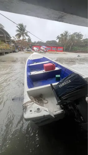 Lancha com motor de 25hp 2 tempos 