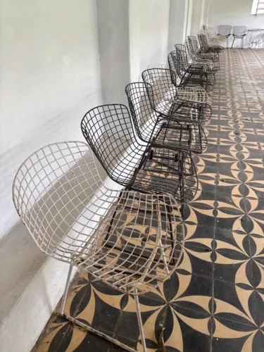 29 Cadeiras bertoia, preço unitário, preto e branca,  antigas de ferro, usadas, juntas ou 