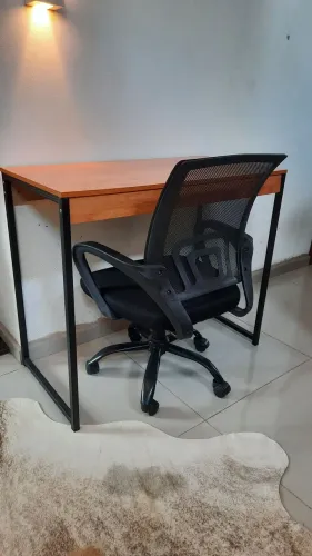 Mesa e cadeira novos