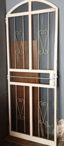 Porta de ferro macisso com vidro e fechadura