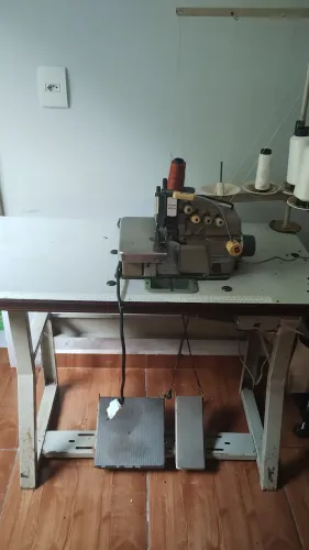 Máquinas de costura industrial interlok e reta