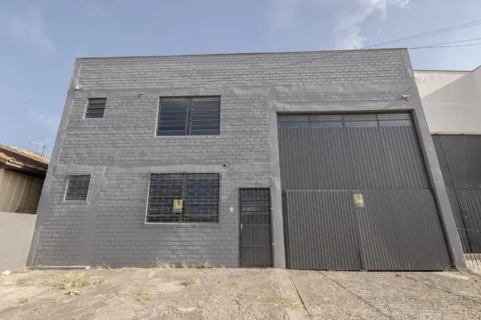 Nyon Imóveis vende depósito com área de 250m², portão para carga e descarga, piso de cimen