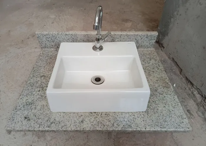 VENDO PIA DE BANHEIRO COM GRANITO EM OTIMO ESTADO.