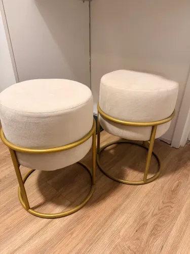 Puffs Redondos Veludo Off-White com Base Dourada (Par) - R$ 300