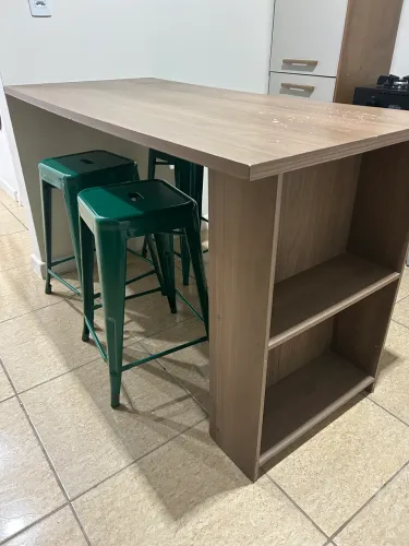 Mesa com banquetas 