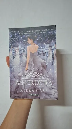 Livro "A herdeira" Kiera Cass