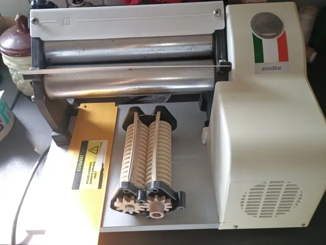 Vendo laminador e cortador de massas, Elétrico.