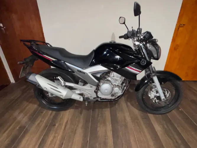 Vendo Fazer preta 250CC
