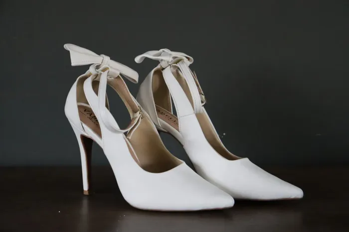 Scarpin branco com laço atrás.