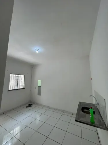 Aluga apartamento tipo kitnet com 01 quarto, banheiro sala e cozinha integrada