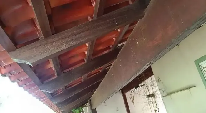 Varanda com telhas e madeiras novas 