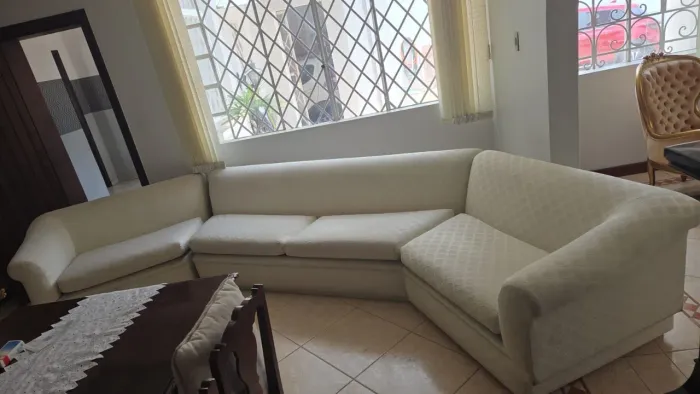 Sofá off-white semi-novo 4.5m