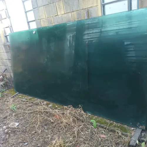 Vendo 2 vidros para muro temperado verde 1,50×3 m cada . Preço pra sair rápido