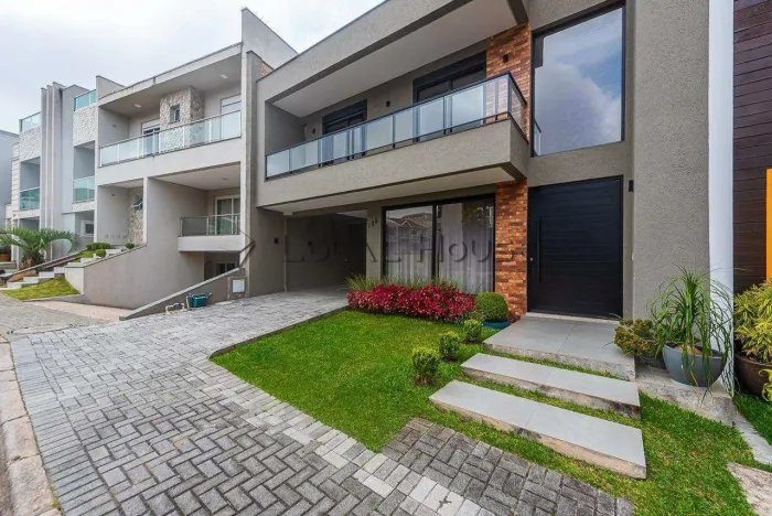 Sobrado à venda em Curitiba, Bairro Alto, com 3 quartos, 240m²