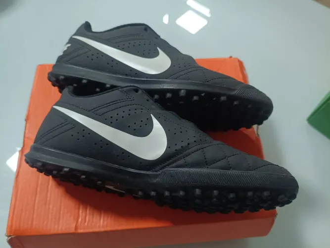 Vende se chuteira n 37 Nike retirar no Cajuru 