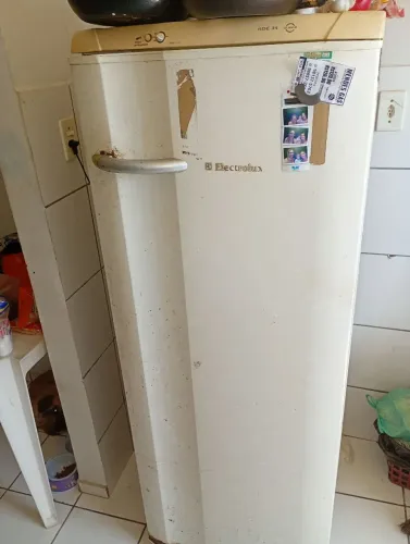 Geladeira usada, funcionando perfeitamente, só falta envelopar.
