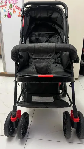 Carrinho de bebê pouco usado e bem conservado marca *Bombinelly tel pra (cont- *8)1