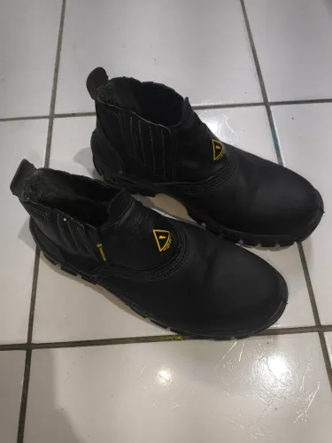 Bota de segurança ( com proteção no bico)