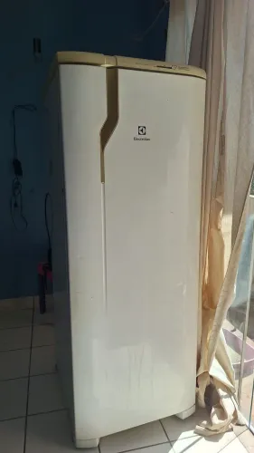 Vendo geladeira para RETIRADA de peças