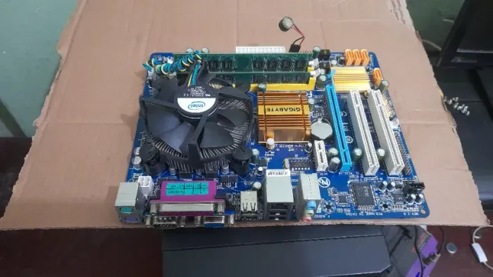 Kit Placa Mãe Gigabyte GA-G31M-ES2L + Processador E7500 + 4gb Memória