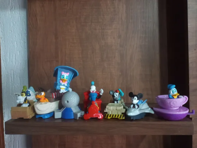 7 bonecos turma do Mickey mcdonalds usados na condição das fotos
