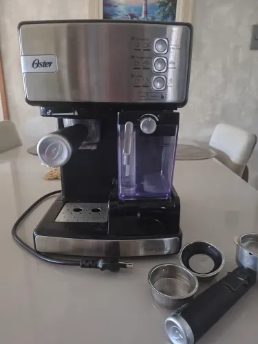 Cafeteira elétrica Oster  e Moedor de grãos Cuisinart.