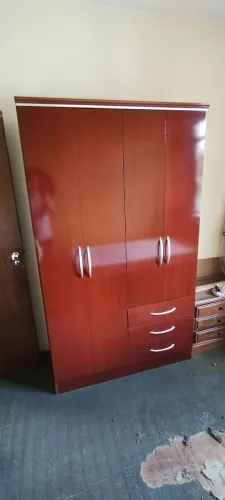 Guarda-roupa 4 portas e 3 gavetas, bem conservado