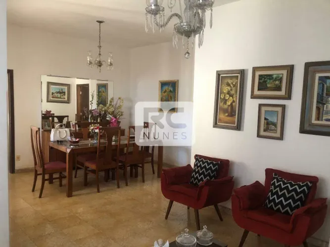 Casa comercial com área de 161m², 03 quartos, 01 Suíte, 01 banheiro e 02 Vagas no Bairro C