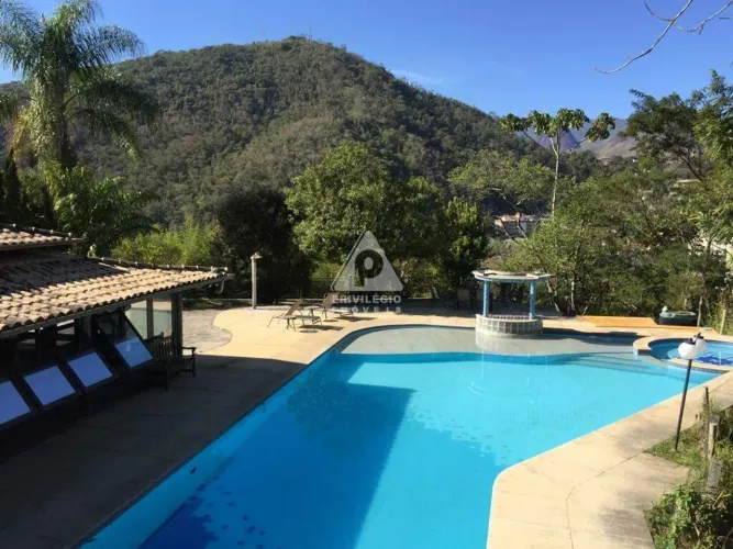 Mansão de Luxo Mobiliada em Itaipava: 6 Suítes, Piscina e Lazer Completo