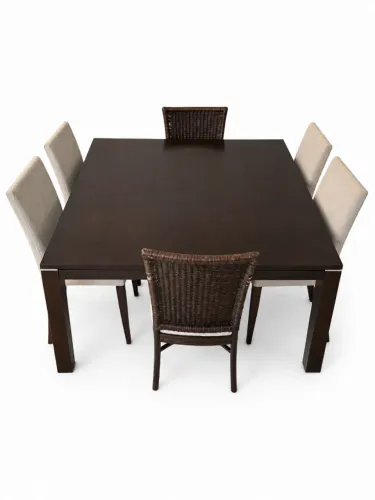 MESA DE JANTAR EM MADEIRA COM 6 CADEIRAS 