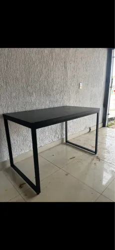 Mesa preta reforçada