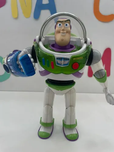 BONECO ARTICULADO BUZZ LIGHTYEAR - TOY STORY DISNEY PIXAR - FALA FRASES E TEM LUZES.