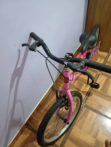 Bicicleta de menina em perfeito estado