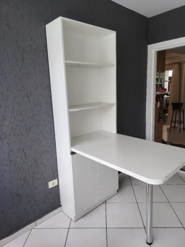 Armário com mesa embutida