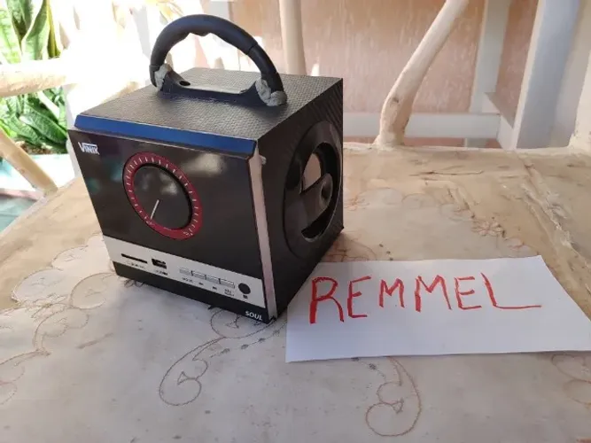 caixa de som a bateria e fonte com radio e entradas usb, cartao sd