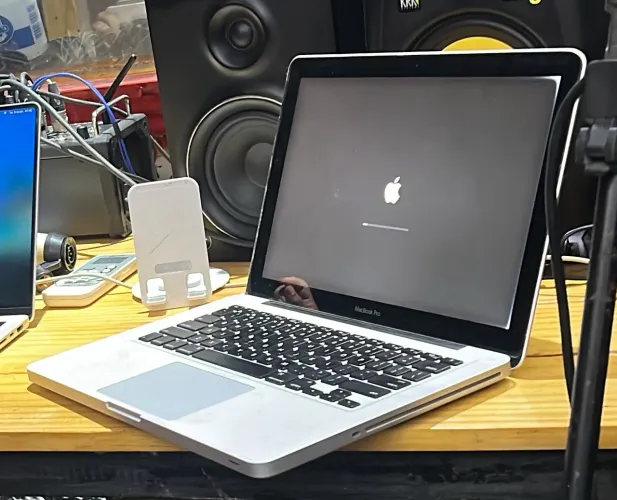 MacBook Pro 2011 tunado ssd 1T mais 240 ssd pra o sistema 16 gigas memória 
