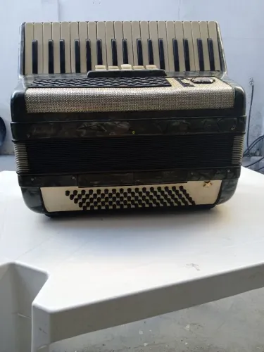 Vendo acordeon svandalli 80 baixos italiana