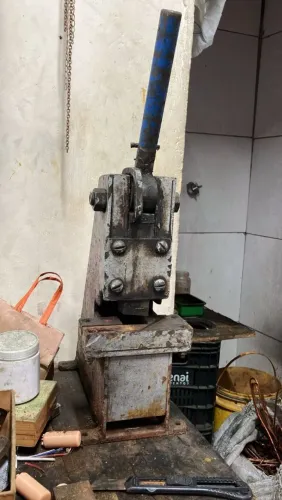 Prensa manual para estampar cantoneiras