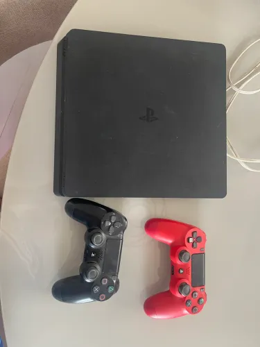 PS4 com 2 controles originais 1TB