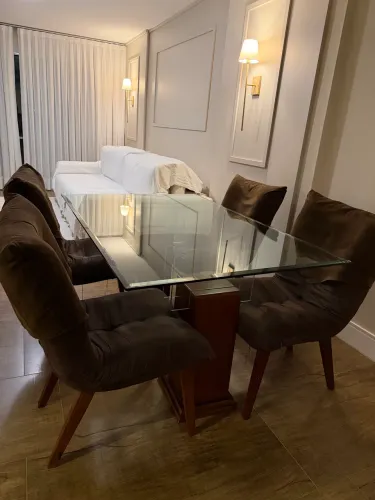Mesa jantar tampo de vidro com 4 cadeiras.