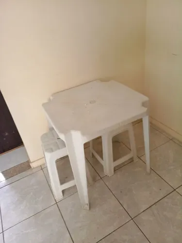 Mesa com dois bancos
