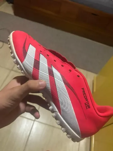 Chuteira de Society Adidas Predator tamanho 43. Poucas vezes usada, sem nenhum detalhe.