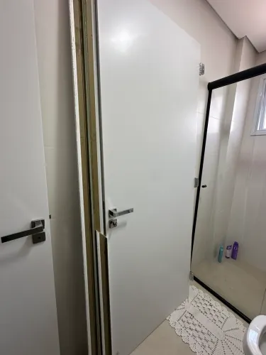 Porta Laqueada com Guarnição Branca