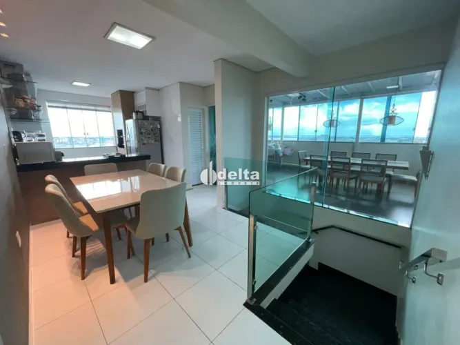 Cobertura duplex com 3 quartos sendo 2 suítes, disponível para venda no bairro Brasil em U
