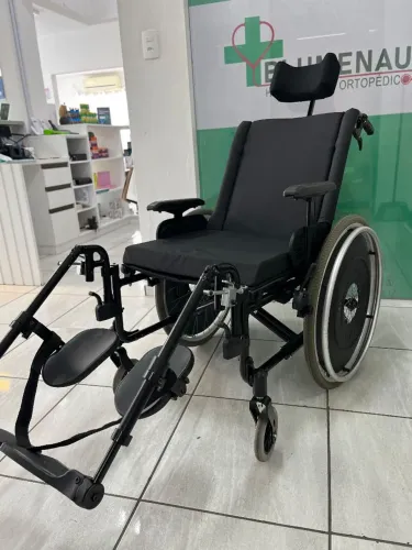 Cadeira de rodas reclinavel com encosto de cabeça e elevação de perna 